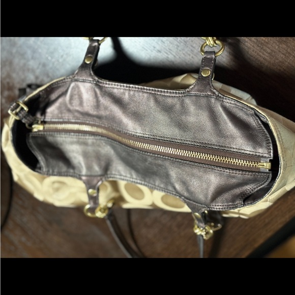 Authentic Coach purse - Picture 5 of 8